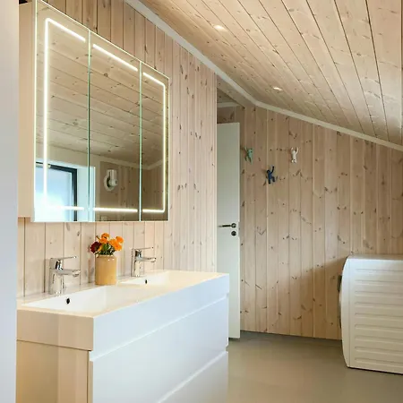 Modern With Panoramic Views Near Gautefall Vakantiehuis