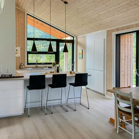 Modern With Panoramic Views Near Gautefall Feriehus *